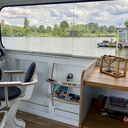 보트호텔 Ahoiwerder Rollyboot Florina Fuehrerscheinfrei 슈빌로브제