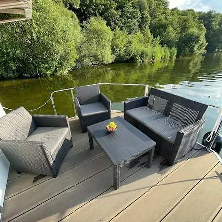 보트호텔 Ahoiwerder Rollyboot Florina Fuehrerscheinfrei 슈빌로브제